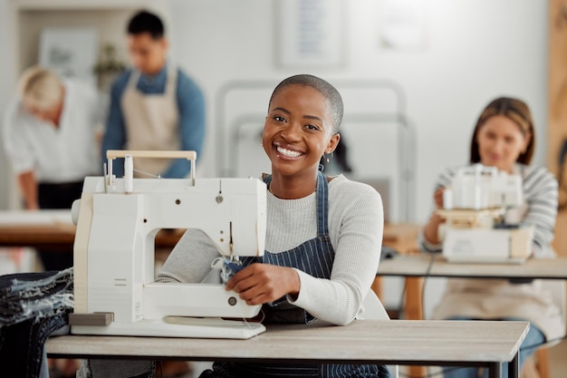 Portret szczęśliwego czarnego projektanta mody pracującego nad ubraniami w warsztacie Zróżnicowana grupa studentów odbywających staż w fabryce odzieżowej, ucząca się branży i szycia na maszynie