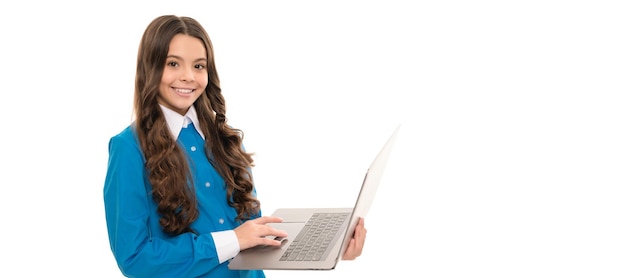 Portret szczęśliwego dziecka ma długie kręcone włosy pracują online na laptopie na białym tle Szkoła portret dziewczyny z laptopem poziomy plakat Nagłówek baneru z miejsca na kopię