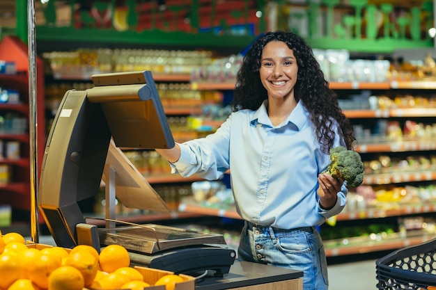 Portret szczęśliwego kupującego w supermarkecie w sekcji owoców i warzyw latynoska kobieta