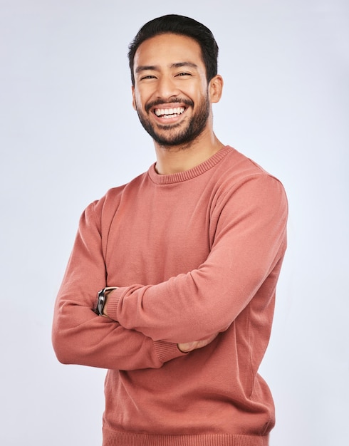 Portret szczęśliwego lub azjatyckiego mężczyzny śmiejącego się ze skrzyżowanymi rękami lub uśmiechem w studio w swobodnej modzie lub ubraniach Zrelaksuj się lub przystojny mężczyzna uśmiecha się na białym tle z dumą, humorem lub radością