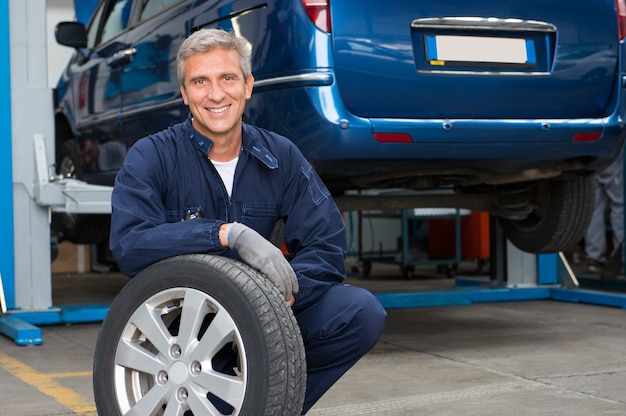 Portret Szczęśliwego Mechanika Dojrzałe