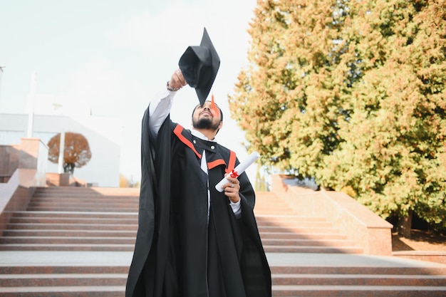 Portret szczęśliwego mężczyzny w dniu ukończenia studiów Edukacja uniwersytecka i ludzie