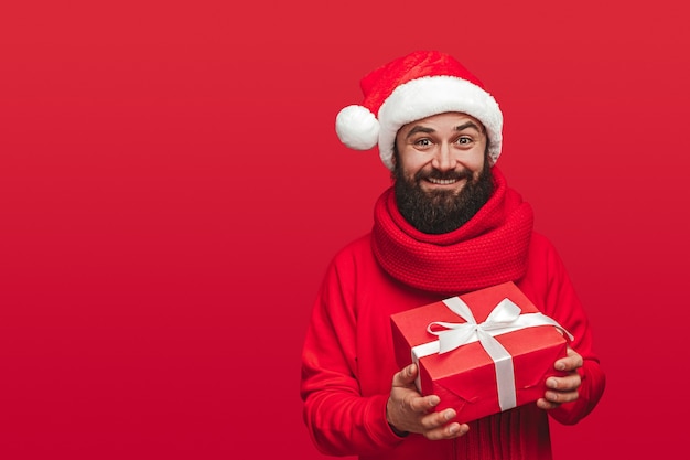 Portret szczęśliwego mężczyzny w kapeluszu Santa