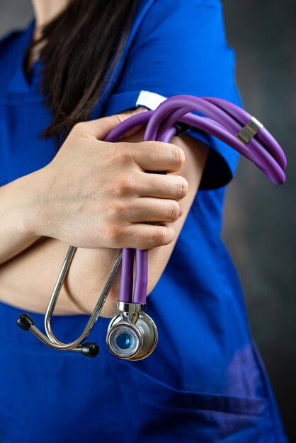 Portret szczęśliwego młodego białego studenta medycyny lub pielęgniarki w niebieskim mundurze ze stetoskopem Koncepcja medyczna opieki zdrowotnej
