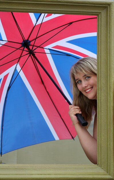 Zdjęcie portret szczęśliwego modelu trzymającego parasol