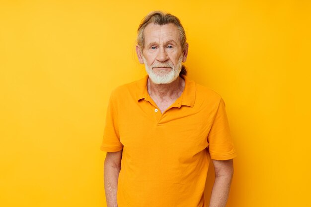 Portret szczęśliwego starszego mężczyzny gest ręki szara broda zabawa żółtym tle