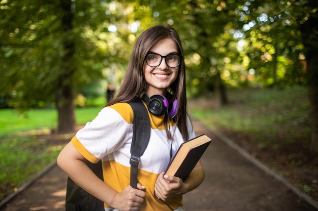 Portret szczęśliwego studenta pierwszego roku