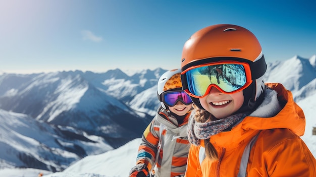 Portret szczęśliwego uśmiechniętego dziecka snowboarder na tle pokrytych śniegiem gór na