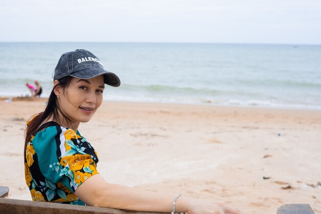 Portret szczęśliwej 40-letniej kobiety podczas wakacji na plaży