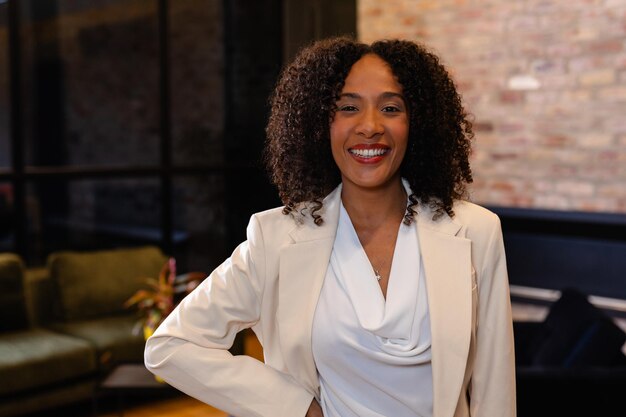 Portret szczęśliwej afroamerykańskiej bizneswoman w biurze.