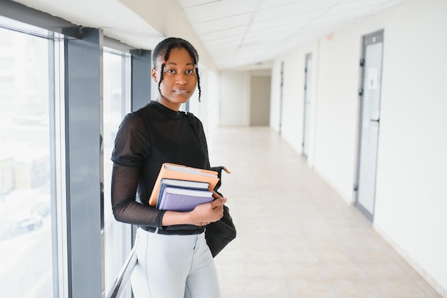 Portret szczęśliwej afroamerykańskiej studentki college'u