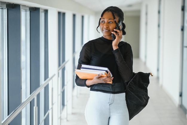 Portret szczęśliwej afroamerykańskiej studentki college'u