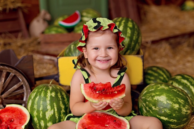 Portret szczęśliwej dziewczynki na wsi.