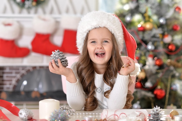 Portret szczęśliwej dziewczynki w Santa hat