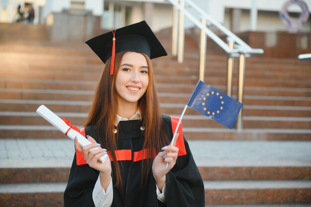 Zdjęcie portret szczęśliwej kobiety w dniu ukończenia studiów edukacja uniwersytecka i ludzie