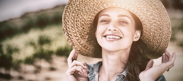 Portret szczęśliwej kobiety w kapeluszu przeciwsłonecznym