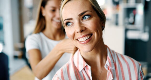 Zdjęcie portret szczęśliwej kobiety w salonie fryzjerskim