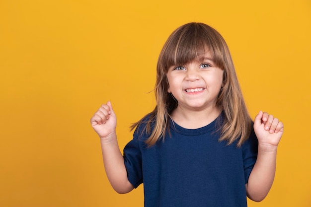 Portret Szczęśliwej Małej Dziewczynki świętującej Zwycięstwo