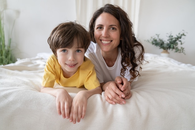 Portret Szczęśliwej Mamy I Syna Dziecka Leżących W łóżku Wesoły W Pierwszy Wakacyjny Poranek Relaksujący Razem