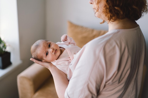 Zdjęcie portret szczęśliwej matki trzymającej niemowlę w rękach