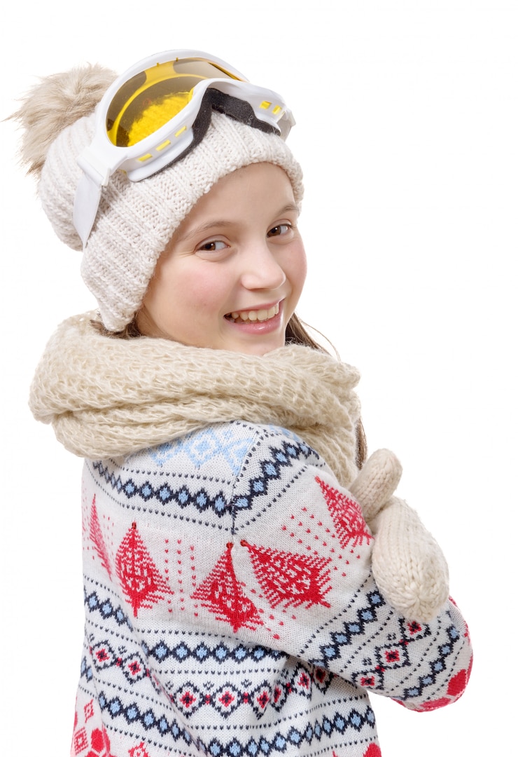 Zdjęcie portret szczęśliwej młodej dziewczyny na snowboardzie