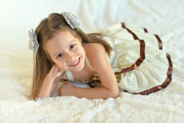 Zdjęcie portret szczęśliwej młodej dziewczyny rasy kaukaskiej w łóżku