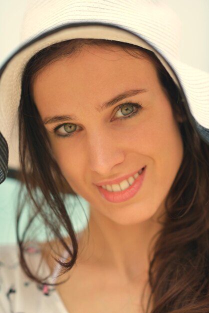 portret szczęśliwej młodej kobiety na plaży na letnie wakacje
