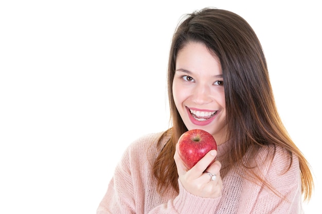 Portret szczęśliwej młodej kobiety z uśmiechem czerwonego jabłka