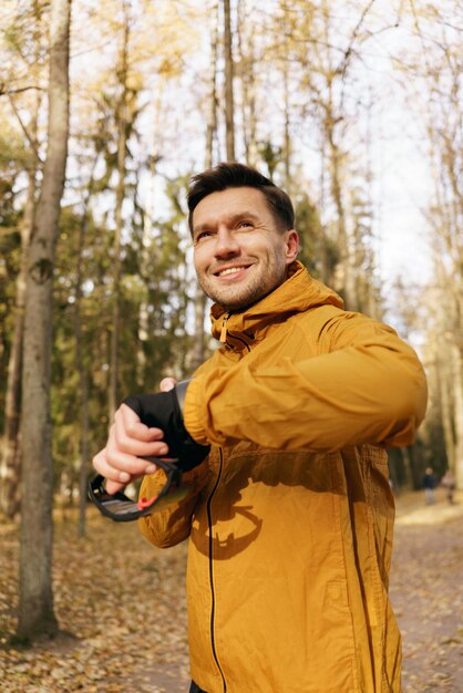 Portret szczęśliwej osoby w sezonie jesiennym Motywacja do aktywnego trybu życia Trener biegania