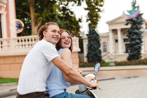 Portret Szczęśliwej Pary Młodych Razem Na Motocyklu Na Ulicy Miasta