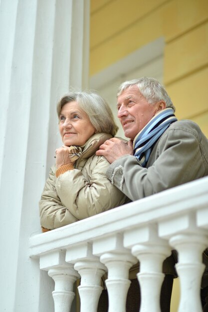 Portret szczęśliwej pary odpoczywającej razem na świeżym powietrzu