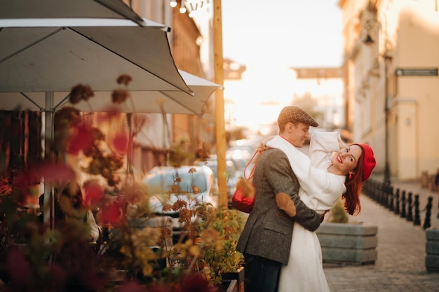 Portret szczęśliwej pary przytulającej się na ulicy w jesiennym mieście Retro stylowa para jesienią w mieście