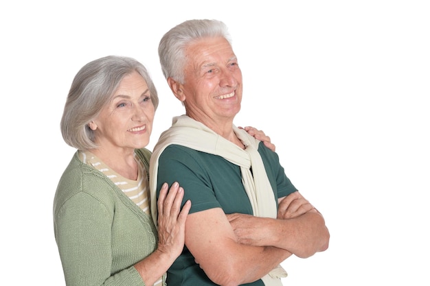Portret szczęśliwej pary seniorów obejmującej na białym tle