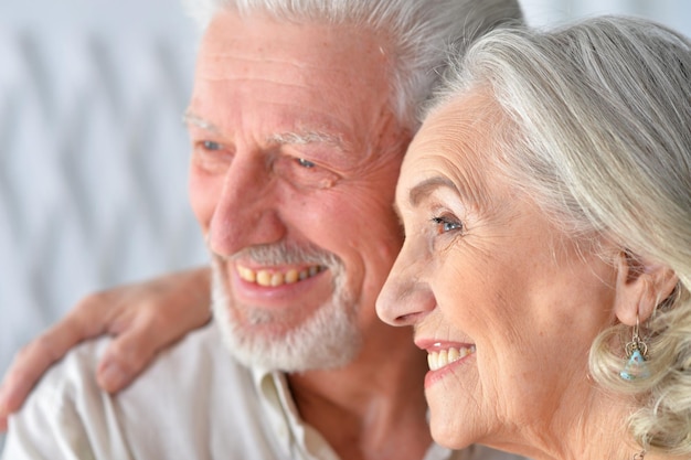 Portret szczęśliwej pary seniorów pozuje w domu