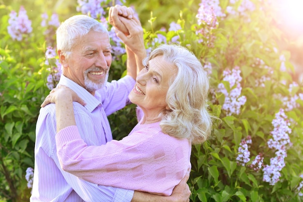 Portret szczęśliwej pary seniorów tańczącej na świeżym powietrzu