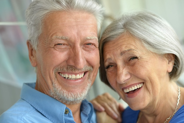 Portret szczęśliwej pary seniorów w domu