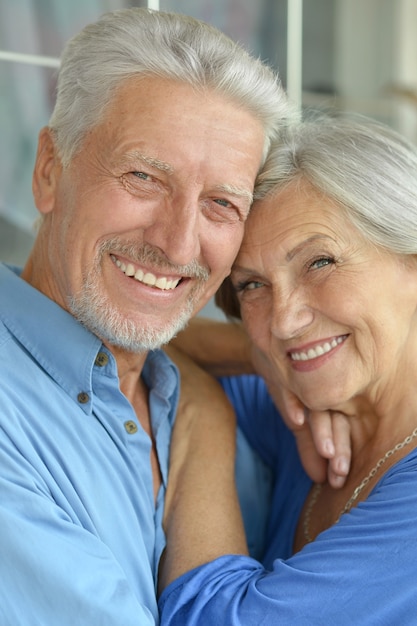 Portret szczęśliwej pary seniorów w domu