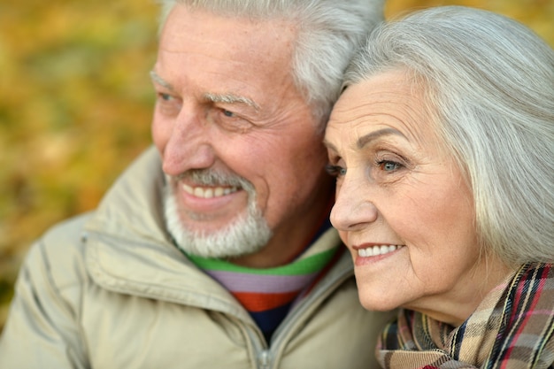 Portret szczęśliwej pary seniorów w jesiennym parku