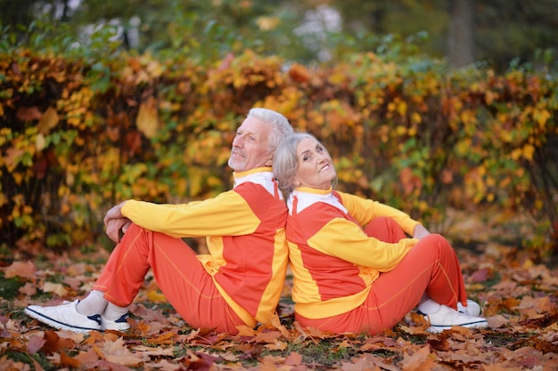 Portret szczęśliwej pary seniorów w jesiennym parku