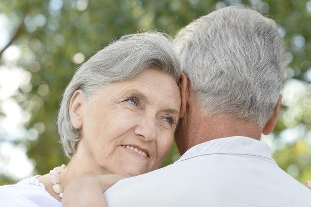 Portret szczęśliwej pary seniorów z bliska