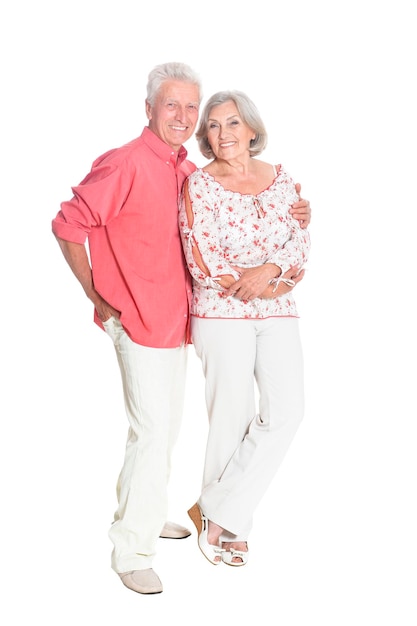 Portret szczęśliwej pary starszych pozuje na białym tle
