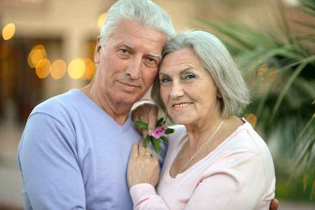 Portret szczęśliwej pary starszych przytulających się w ośrodku