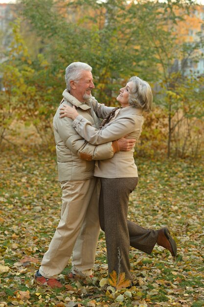 Portret szczęśliwej pary starszych w jesiennym parku