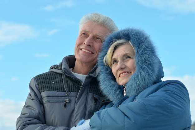 Portret szczęśliwej pary starszych w zimie na zewnątrz