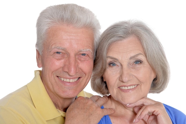 Portret szczęśliwej pary staruszków obejmującej się na białym tle