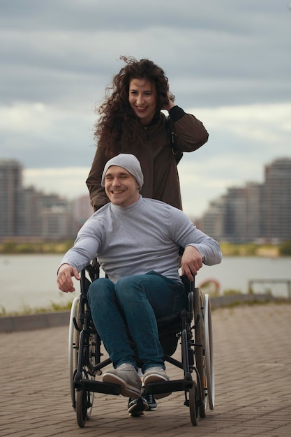 Portret Szczęśliwej Pary Troszczącej Się Kobiety Z Niepełnosprawnym Mężczyzną Na Wózku Inwalidzkim