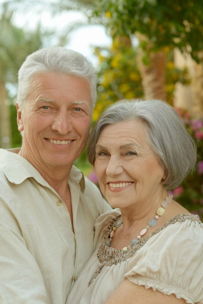 Portret szczęśliwej pary w podeszłym wieku obejmującej