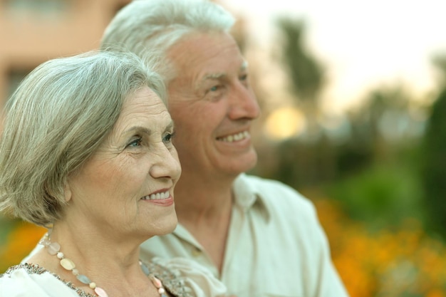 Portret szczęśliwej pary w podeszłym wieku obejmującej