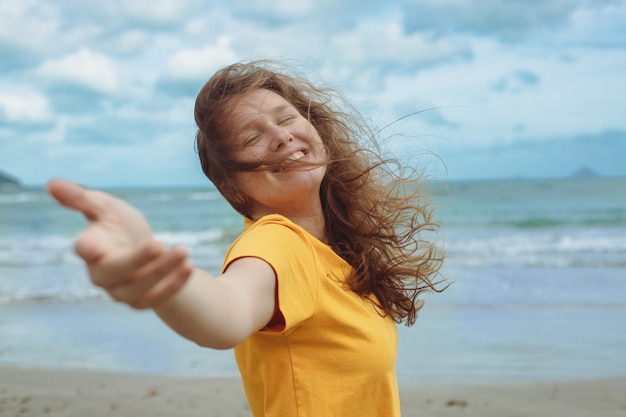 Portret szczęśliwej pozytywnej rudej dziewczyny młoda piękna beztroska kobieta cieszy się wakacje przy
