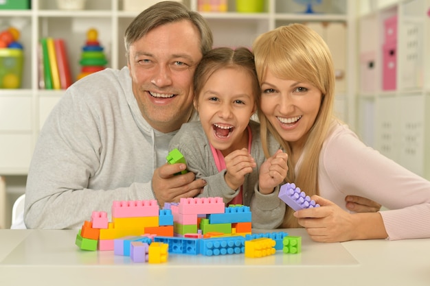 Portret szczęśliwej rodziny bawiącej się w domu